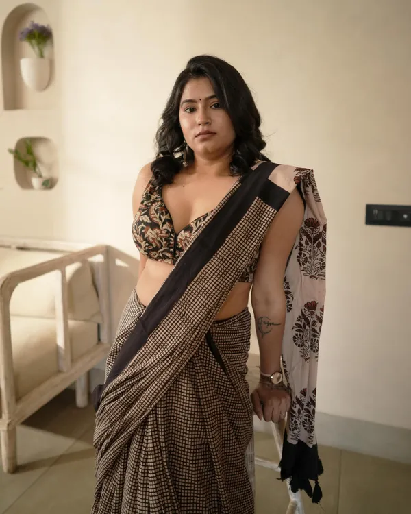 Black_Cotton_Checks_Printed_Mul_Saree_With_Tassels_For_Women